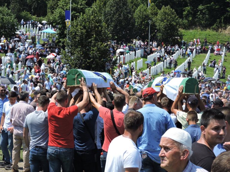 Traslado de los ataúdes.