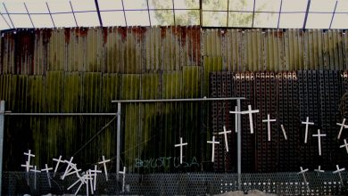 Cruces en memoria de migrantes muertos, frontera en Nogales, Sonora.