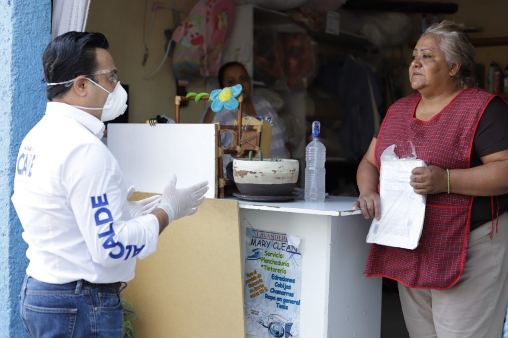Luis Nava supervisa entrega de despensas.