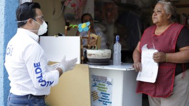 Luis Nava supervisa entrega de despensas.