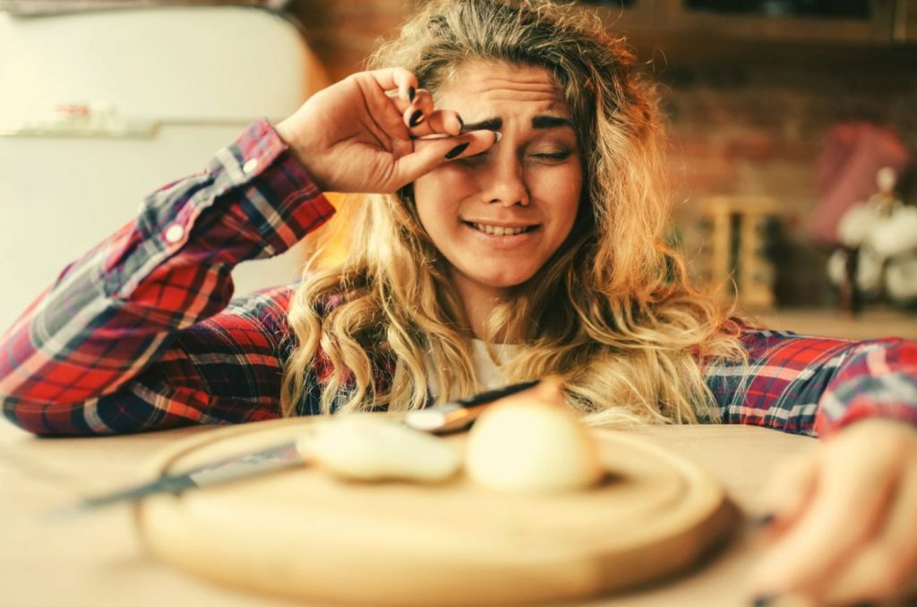 8 Trucos (mitos) para no llorar al cortar una cebolla