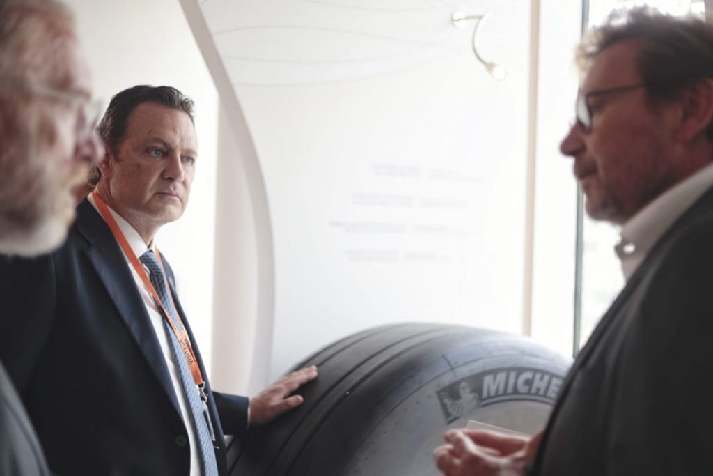 Mauricio Kuri en reunión con directivos de Michelin