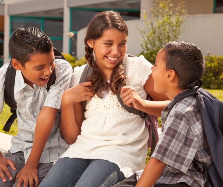 Niñas, niños y adolescentes.