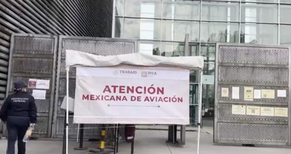 Entregan cheques a trabajadores de Mexicana de Aviación. Foto: Captura de pantalla.