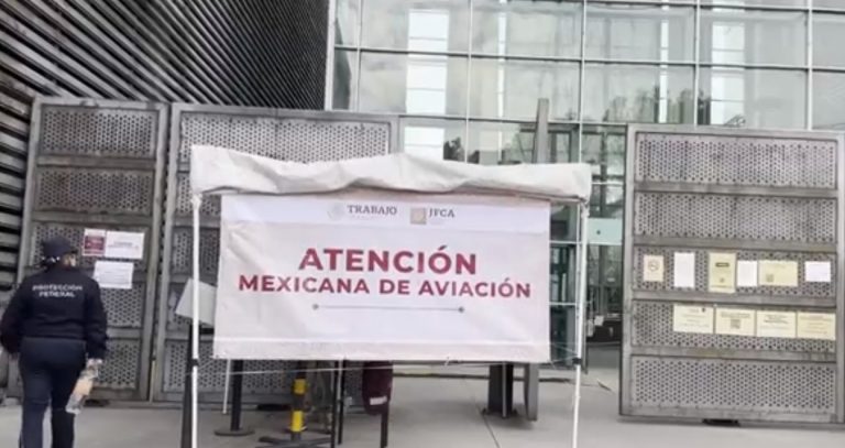 Entregan cheques a trabajadores de Mexicana de Aviación. Foto: Captura de pantalla.