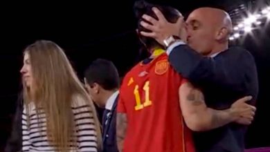 Rubiales besa a Jenni Hermoso cuando la Selección Femenina de Futbol ganó el Mundial de la especialidad. Foto: Captura de pantalla.