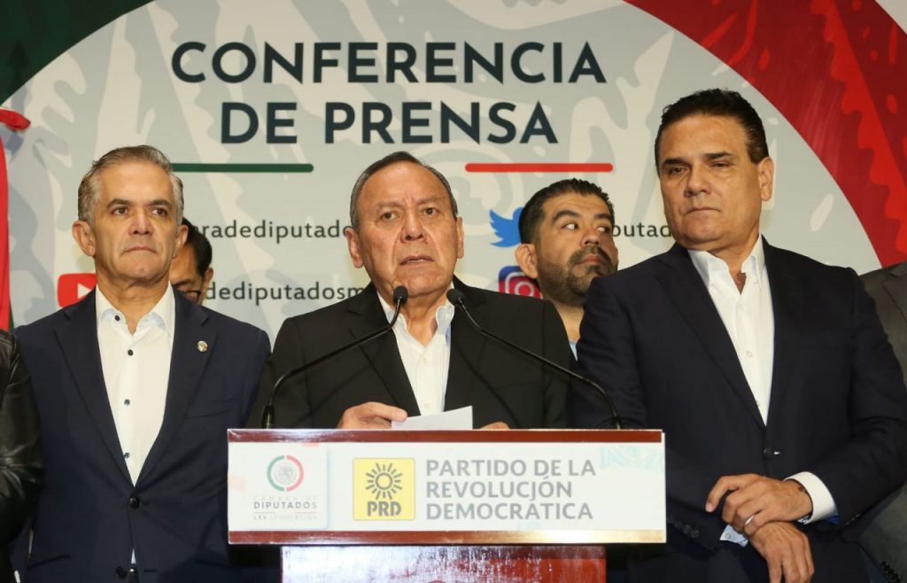 Los perredistas Miguel Ángel Mancera, Jesús Zambrano y Silvano Aureoles. Foto: Twitter.