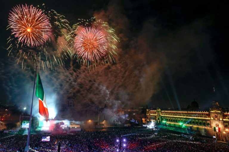 Ceremonia del 213 aniversario del inicio de la lucha por la independencia en el Zócalo de la Ciudad de México. Foto: Especial