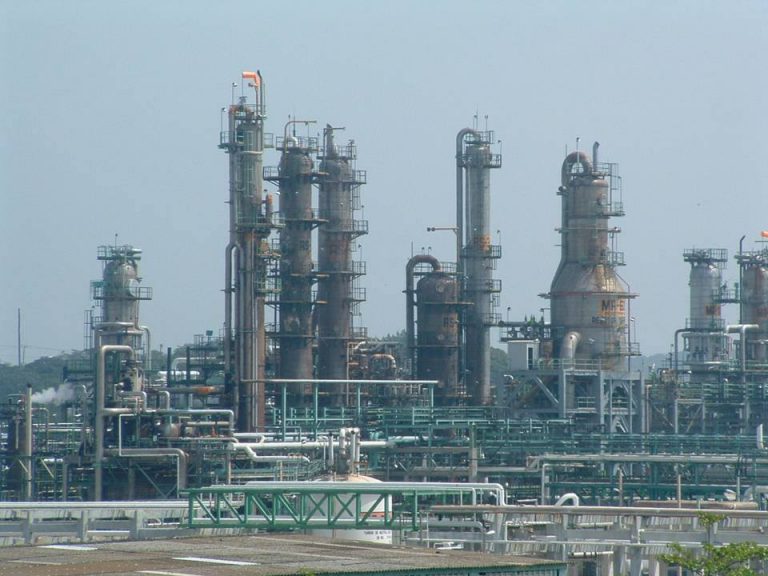 Instalaciones de Pemex en Pajaritos, Veracruz. Foto: Facebook.