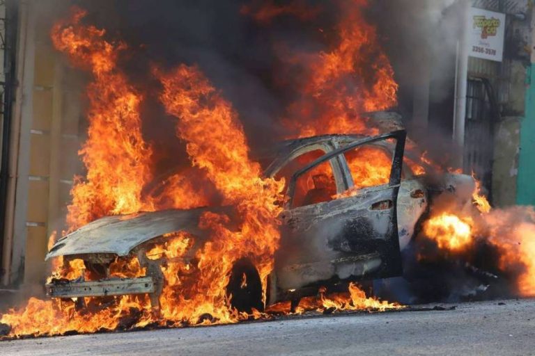 Queman autos y cierran carreteras en Tabasco. Foto: Especial.