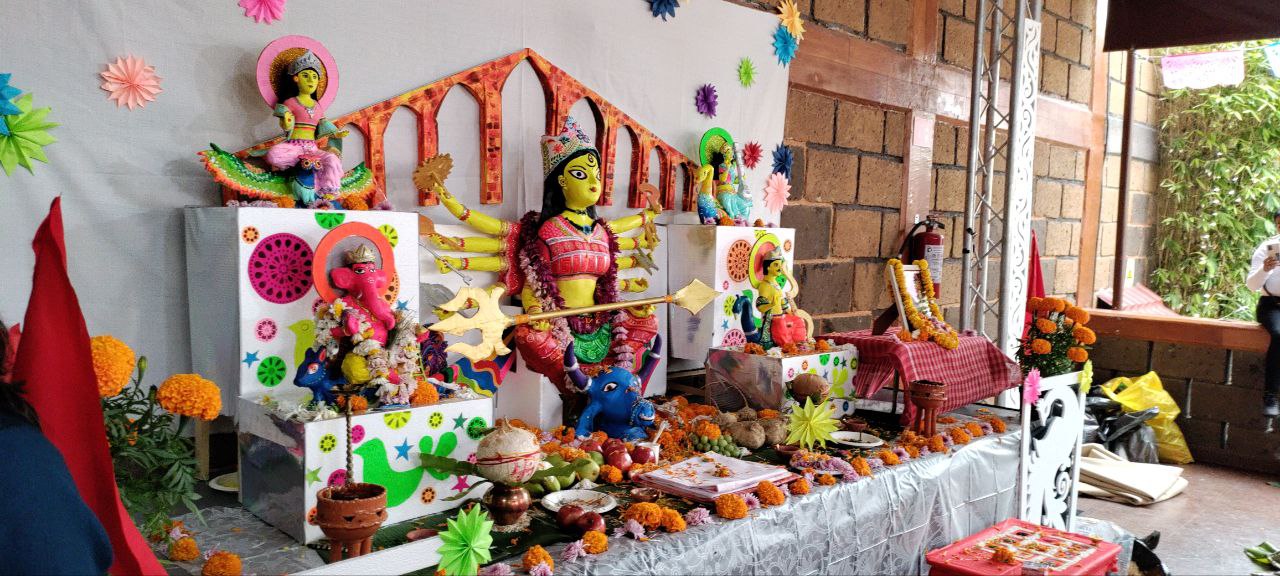 Altar a la diosa Durga con el acueducto de Querétaro. Foto: UpDate México.