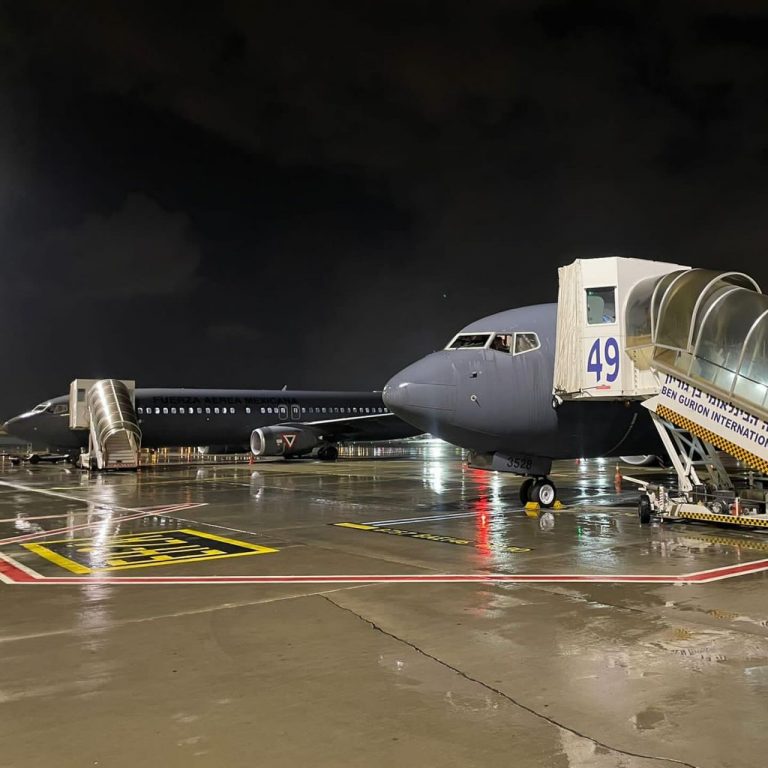 Aviones de la Sedena en aeropuerto Ben Gurion, en Israel.