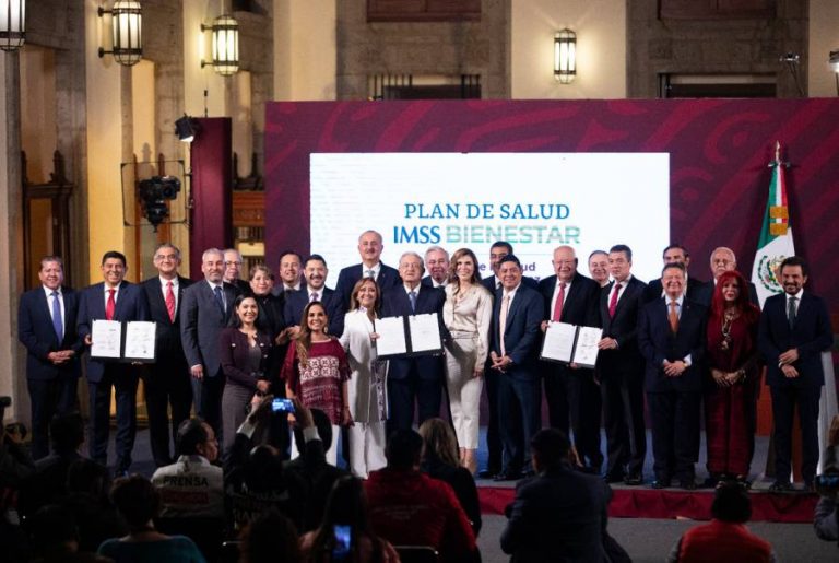 Autoridades firman Acuerdo Nacional para Federalización del Sistema de Salud. Foto: Especial.
