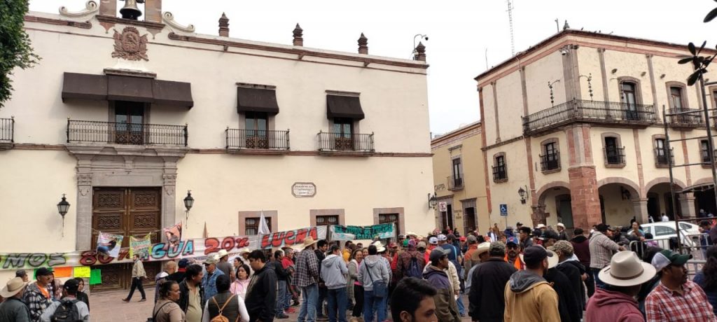 Plantón de habitantes de Maconí a las afueras de Palacio de Gobierno en Querétaro. Foto: UpDate México.