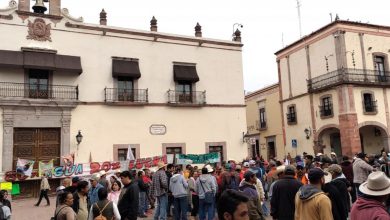 Plantón de habitantes de Maconí a las afueras de Palacio de Gobierno en Querétaro. Foto: UpDate México.