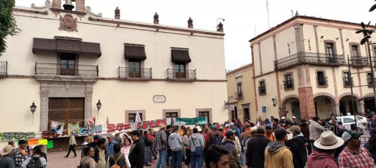 Plantón de habitantes de Maconí a las afueras de Palacio de Gobierno en Querétaro. Foto: UpDate México.