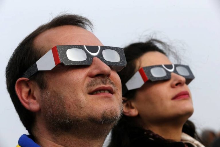IMSS recomienda ver el eclipse con gafas especiales. Foto: Contra Réplica.