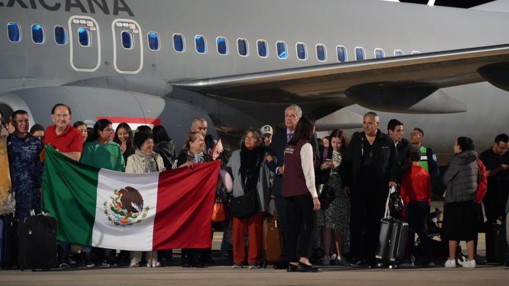 Avión de la SEDENA llega al AIFA con mexicanos procedentes de Israel. Foto: SRE.