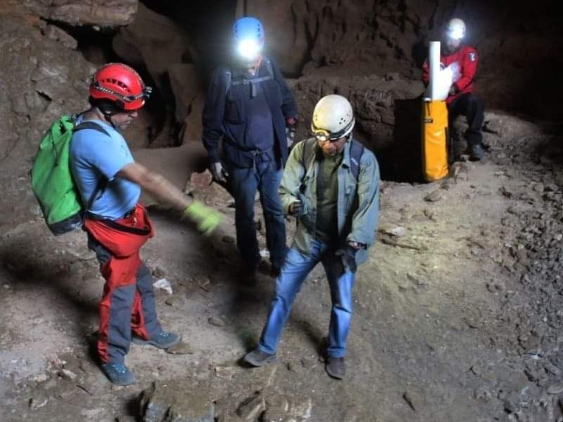 Al explorar la cueva, localizada en la comunidad de Rancho Quemado, detectaron los objetos y avisaron al Centro INAH Querétaro, para su salvaguarda, conservación e investigación.