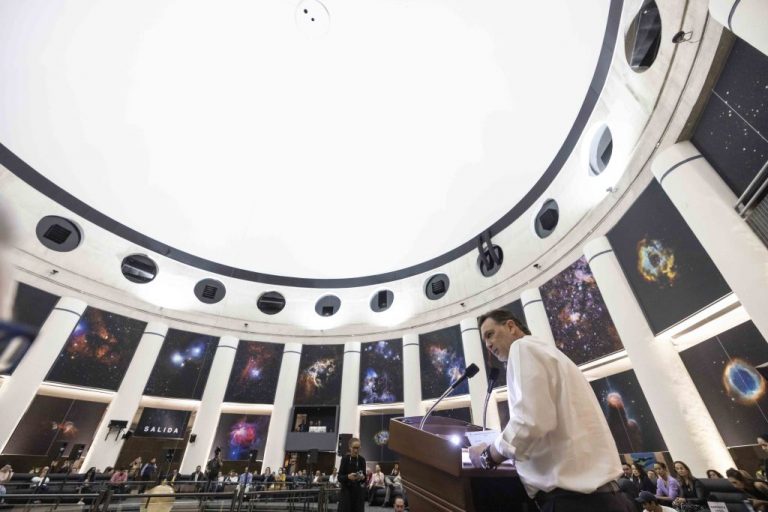 Inaugura Gobernador El Péndulo, Planetario y Sala de Inmersión en el Gómez Morin