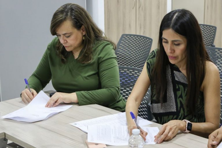 Rectora de la UAQ y la Secretaria del Trabajo