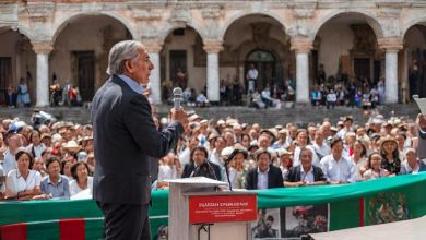 Político hablando en público. Imagen: IA de Canva.