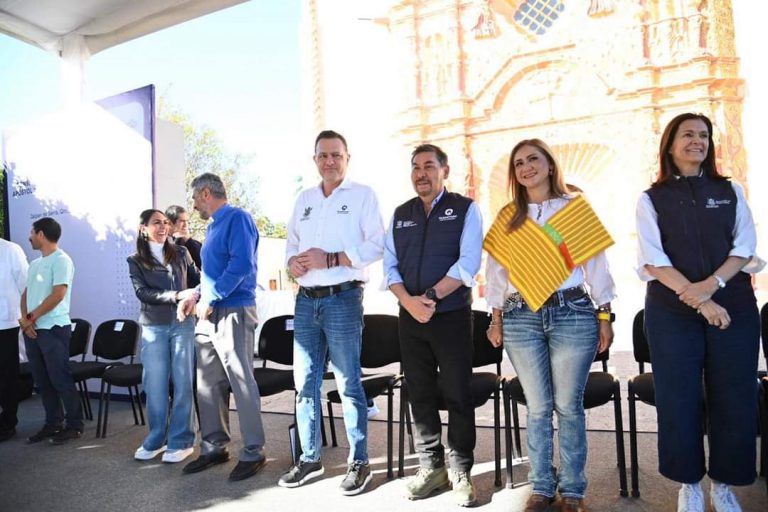 Mauricio Kuri González de gira por la Sierra de Querétaro.