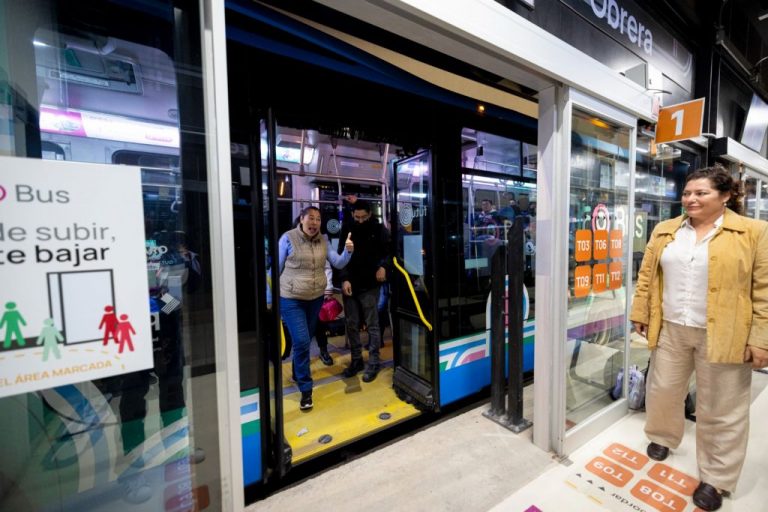 Ingreso de pasajeros al carril confinado.