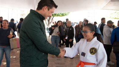 Rodrigo Monsalvo entrega becas deportivas y culturales a jóvenes de El Marqués