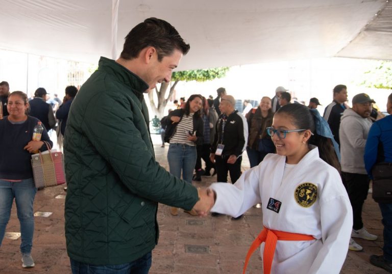 Rodrigo Monsalvo entrega becas deportivas y culturales a jóvenes de El Marqués
