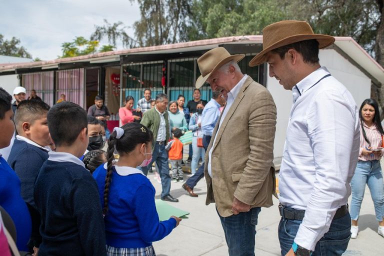 Entregan infraestructura educativa en El Marqués.