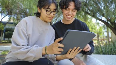 La Universidad Autónoma de Querétaro y la Secretaría de la Juventud estatal entregarán 100 tabletas y 100 dispositivos portátiles a estudiantes de bachillerato.