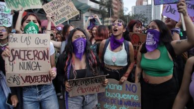 Miles de mujeres protestan en Bogotá.