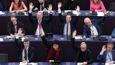 Miembros del Parlamento Europeo votan durante la sesión en la que se aprobó una nueva legislación que regula la inteligencia Artificial. Members of the European Parliament take part in a voting session during a plenary session at the European Parliament in Strasbourg, eastern France, on March 13, 2024. (Photo by FREDERICK FLORIN / AFP)