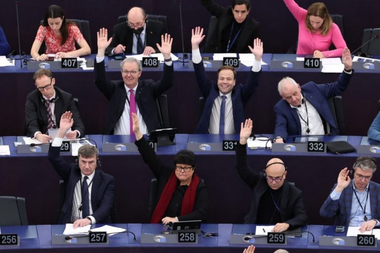 Miembros del Parlamento Europeo votan durante la sesión en la que se aprobó una nueva legislación que regula la inteligencia Artificial. Members of the European Parliament take part in a voting session during a plenary session at the European Parliament in Strasbourg, eastern France, on March 13, 2024. (Photo by FREDERICK FLORIN / AFP)