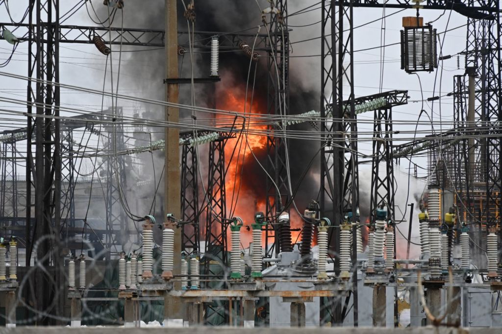 Fuego en una subestación eléctrica después de un ataque de Rusia con misiles en Kharkiv, Ucrania. 