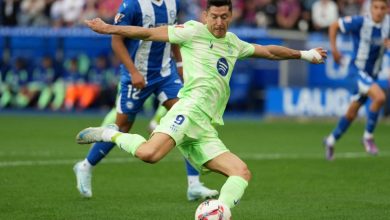 El delantero polaco del Barcelona #09, Robert Lewandowski, anota el tercer gol de su equipo durante el partido de la liga española entre el Deportivo Alavés y el FC Barcelona.