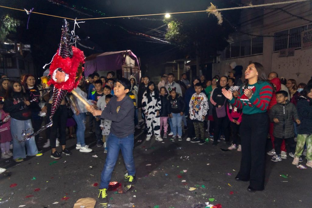 Piñata, tradición de la navidad en México. 