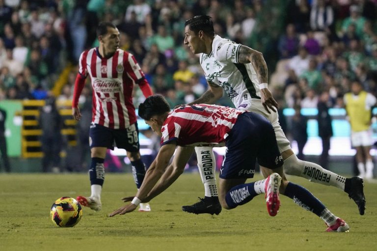 Chivas sufre polémica derrota ante León
