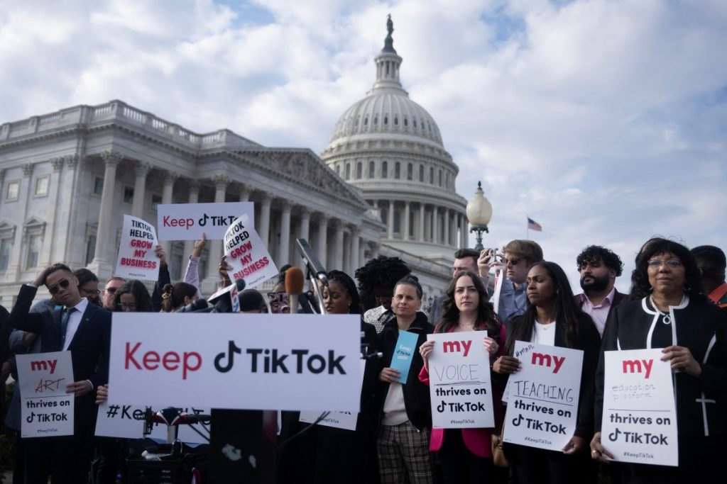 Protestan contra la prohibición de TikTok en EEUU