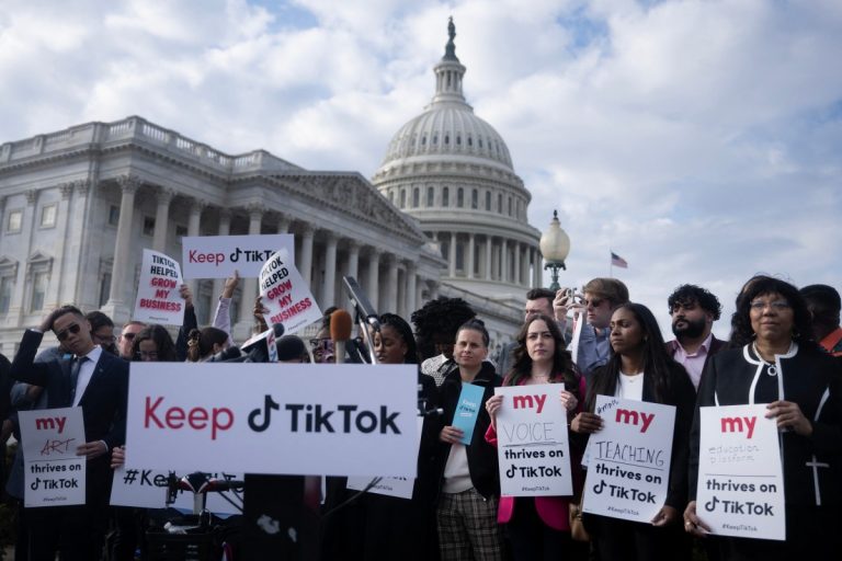 Protestan contra la prohibición de TikTok en EEUU