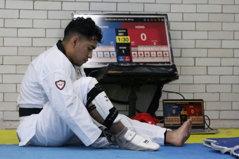 El taekwondo de la UNAM se moderniza con petos electrónicos