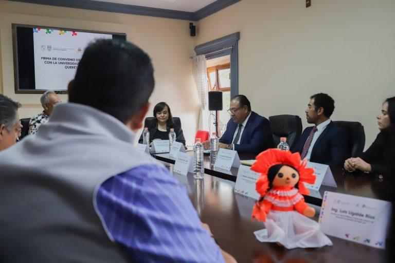 UAQ acuerda con el municipio de Amealco ayudar en correción de actas de nacimiento.