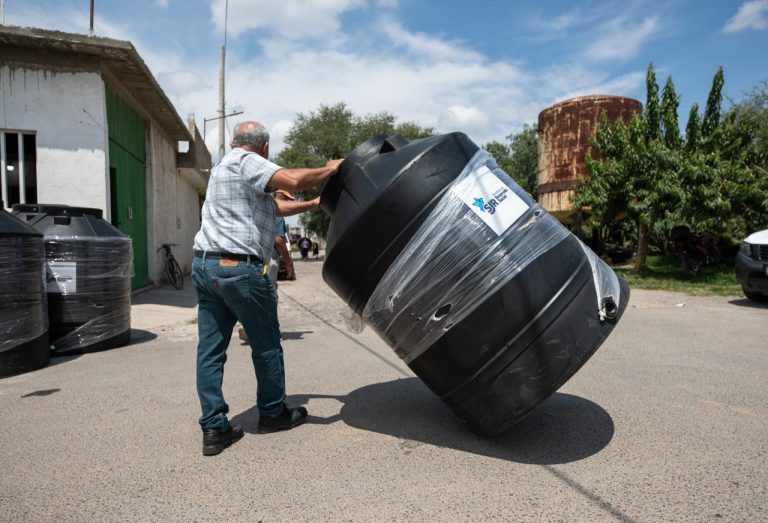 Tinacos entregados en La Llava