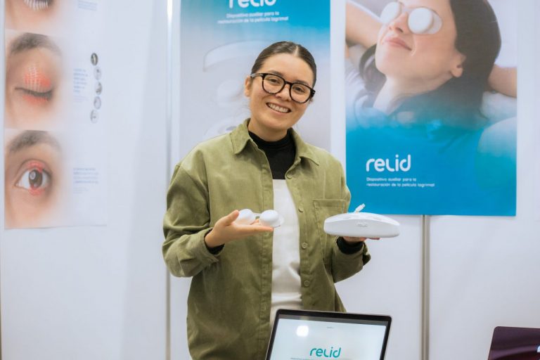 Estudiante de la UAQ desarrolla dispositivo para tratar el síndrome de ojo seco