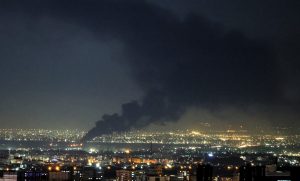 Humo se eleva en Teherán desde el sitio de un ataque de Estados Unidos e Israel.