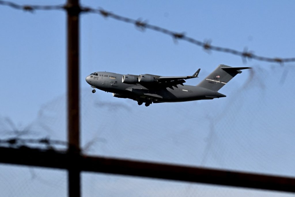 Un avión Boeing C-17A Globemaster III de la Fuerza Aérea de Estados Unidos se prepara para aterrizar en la base aérea militar Nur Khan, en Rawalpindi, Pakistán, el 20 de abril de 2026.