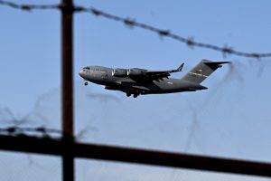 Un avión Boeing C-17A Globemaster III de la Fuerza Aérea de Estados Unidos se prepara para aterrizar en la base aérea militar Nur Khan, en Rawalpindi, Pakistán, el 20 de abril de 2026.