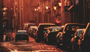 Automóvil en la calle Pino Suárez de Querétaro.