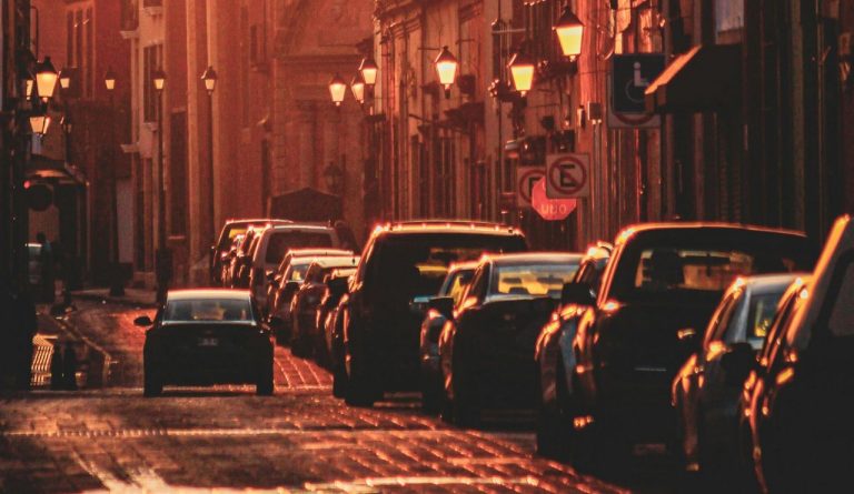 Automóvil en la calle Pino Suárez de Querétaro.